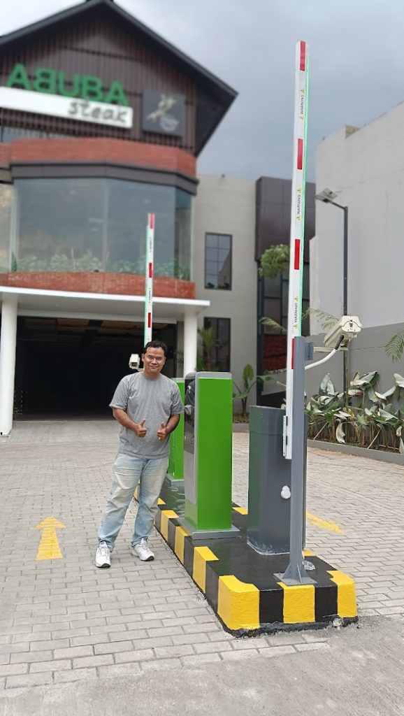 Instalasi Sistem Parkir Abuba Steak Bekasi - ANPR QRCode Payment Gateway Pulau Parkir Stainless Prisai Digital Teknologi